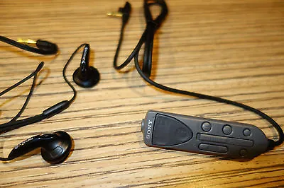 Kaufen Sony Discman Oder MD Player Remote Mit Sony Ohrhörer MZ 3R (45) • 39.88€