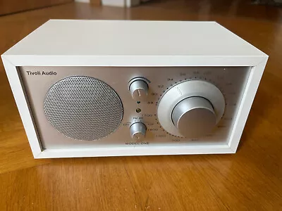 Kaufen Tivoli Audio Model One - Gut Erhaltenes Tischradio In Weiß • 10.50€